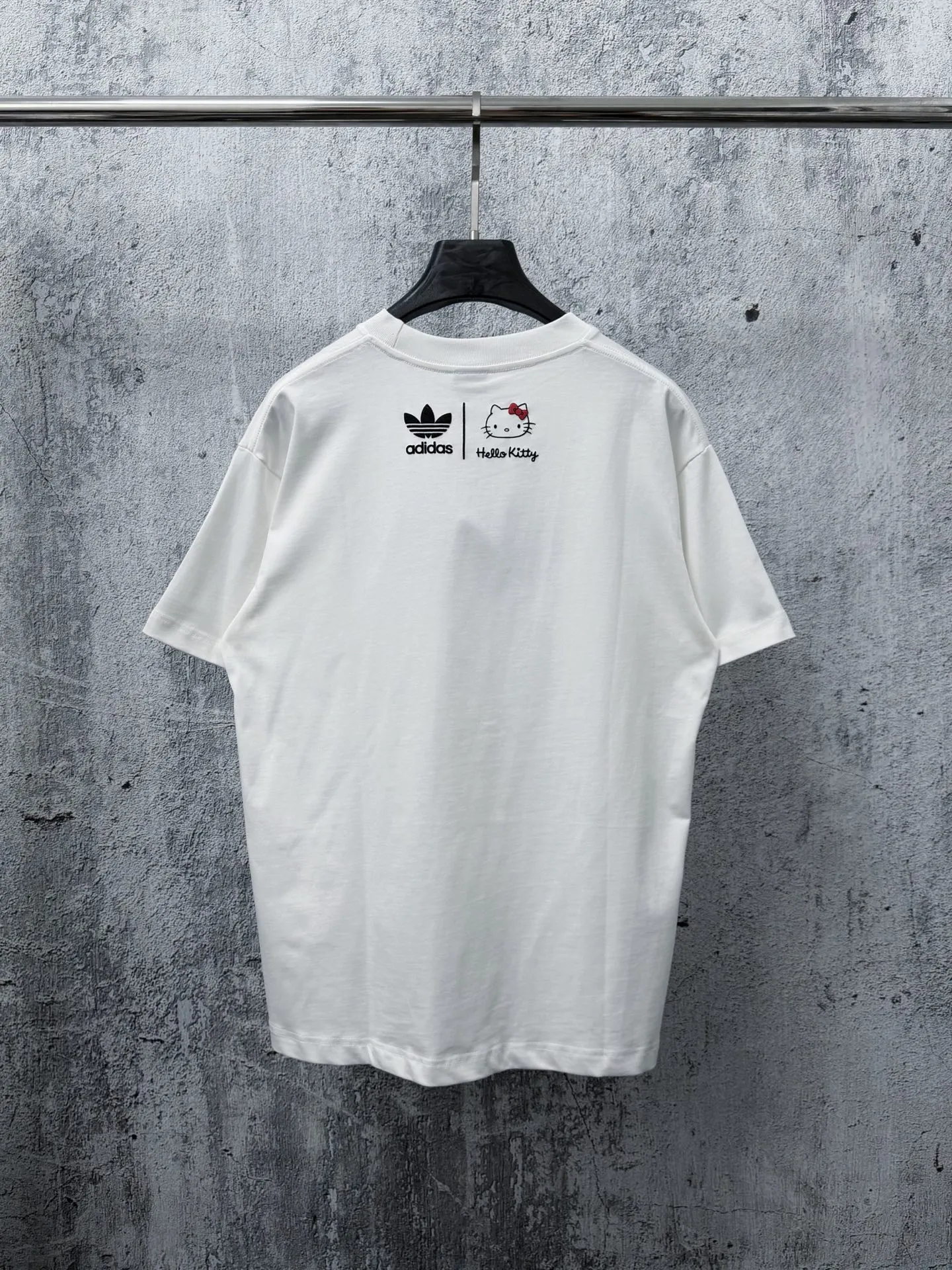 [Hellokitty Adidas] Adidas co-branded three-dimensional foam bow printed short-sleeved round-neck T-shirt. 280 grams of pure cotton double-sand fabric. Original original label. Can be worn up to 200 pounds. All fabrics have been shrunk in advance. Quality. What you see is what you get. The version will not change after washing. Distinguish the market. Part of the disposable clothes. The three-label packaging is complete and the original version is restored. Customized for men and women. Same Style Versatile comparison. Classic Size: Xs-L